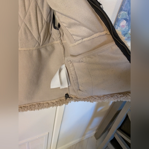 Abercrombie & Fitch Cropped Two-Tone Sherpa Vest - Picture 5 of 16